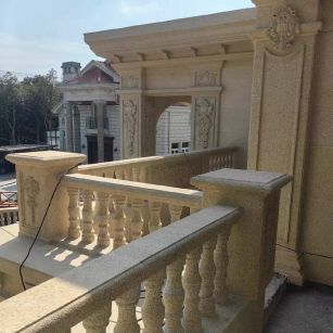 台州 黄金麻别墅外墙干挂雕花配合阳台栏杆花瓶柱