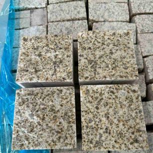 台州 黄金麻花岗岩自然面小方块，弹石，马蹄石等