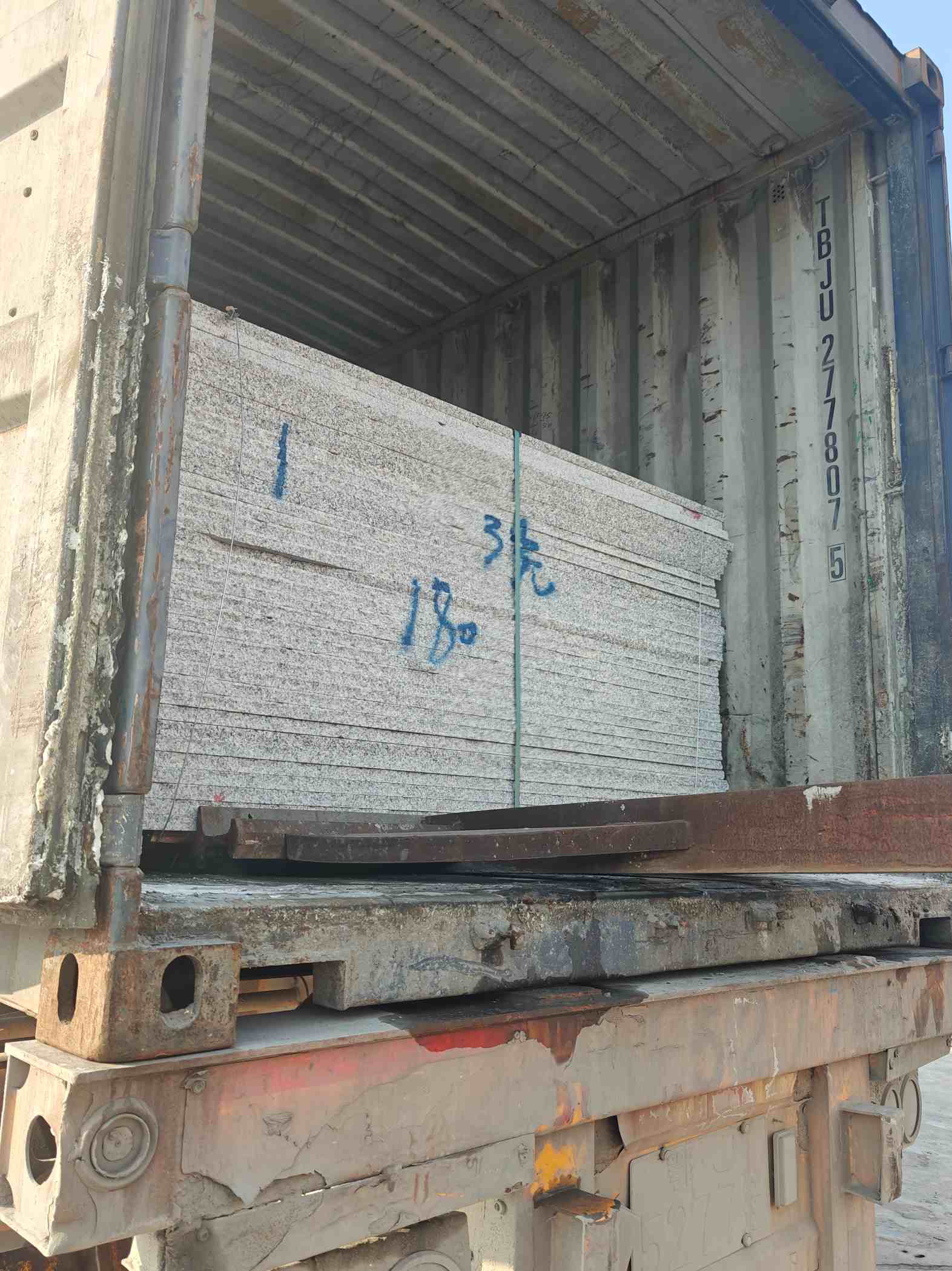 台州 芝麻白花岗岩石材3.0公分光面毛板装柜出货