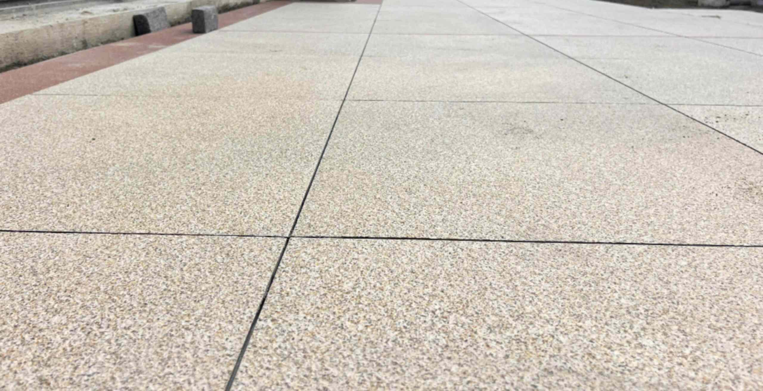 台州 黄金麻花岗岩石板材荔枝面地面铺装效果