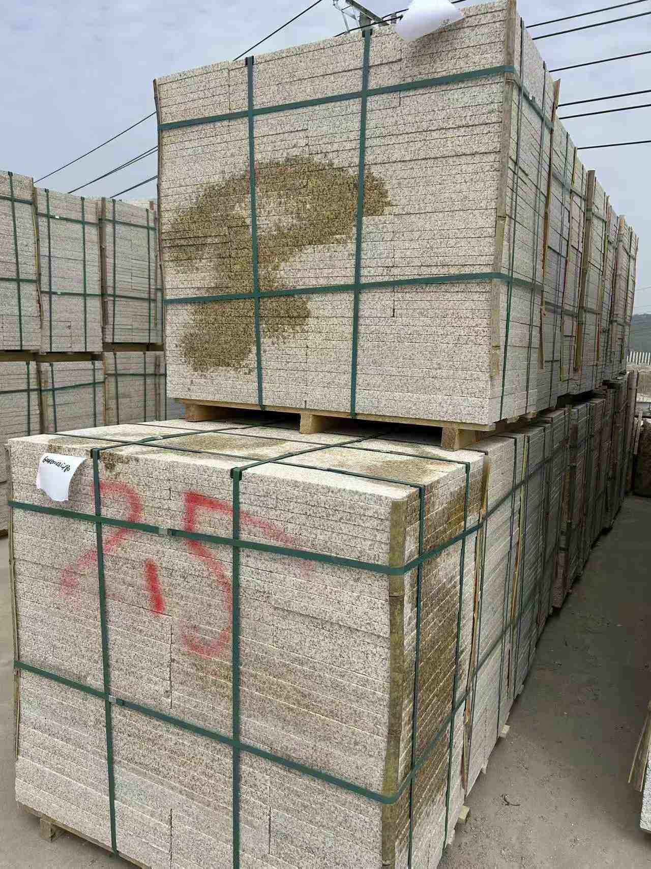 台州 黄金麻花岗岩石材荔枝面地铺石2.5*300*600