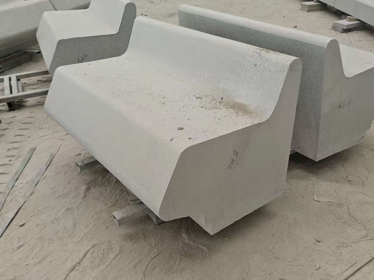 台州 芝麻白花岗岩异形坐凳，石凳