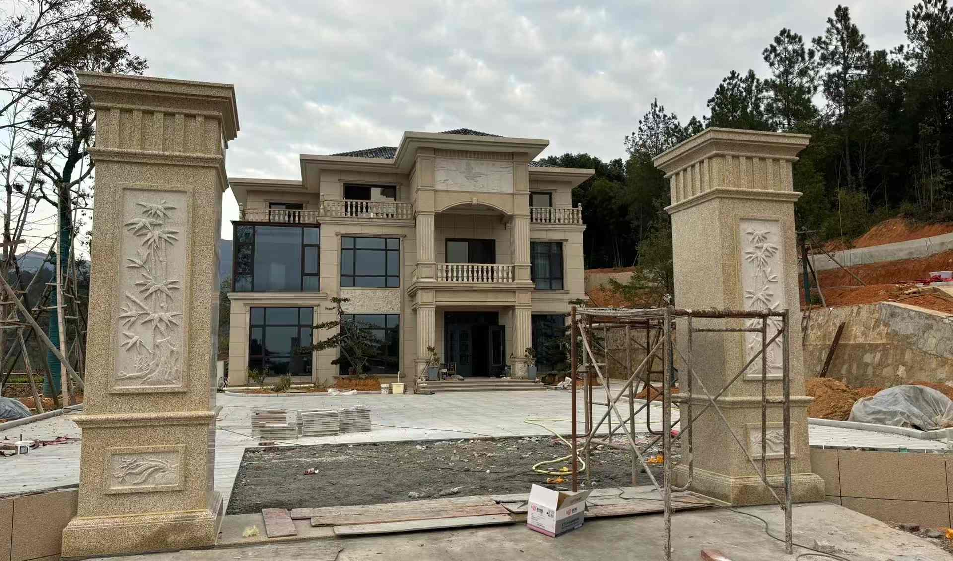 台州 黄金麻花岗岩别墅雕花外墙干挂配上门口雕花罗马柱