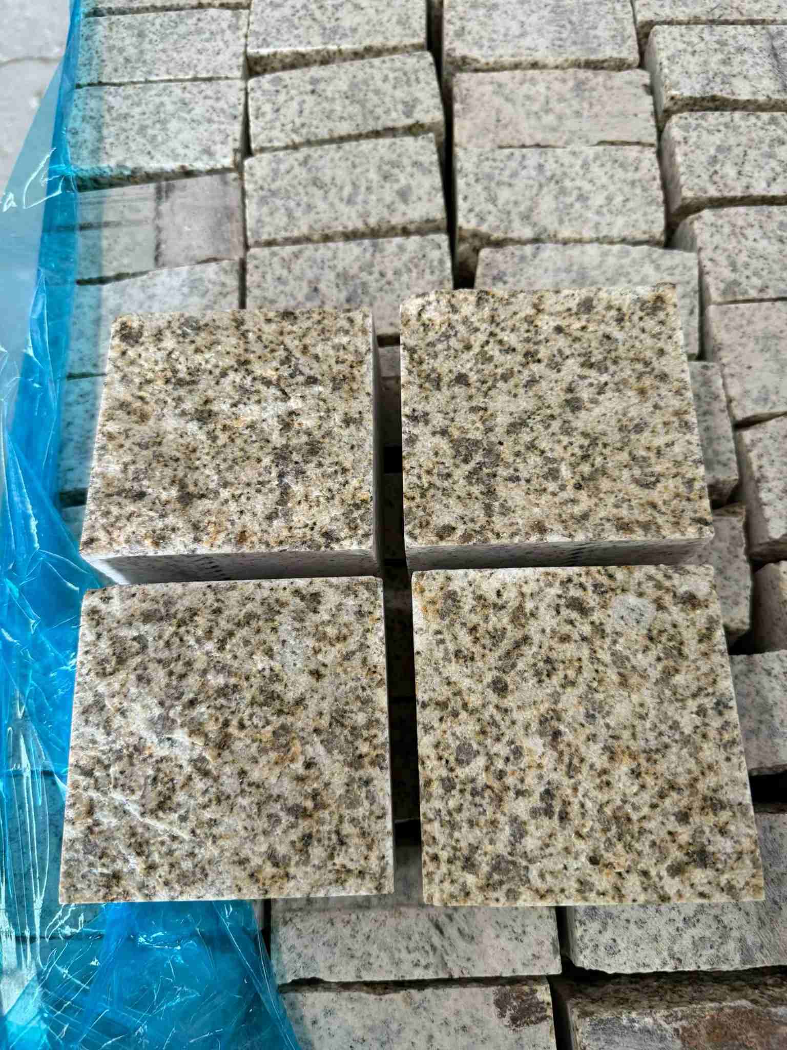 台州 黄金麻花岗岩自然面小方块，弹石，马蹄石等