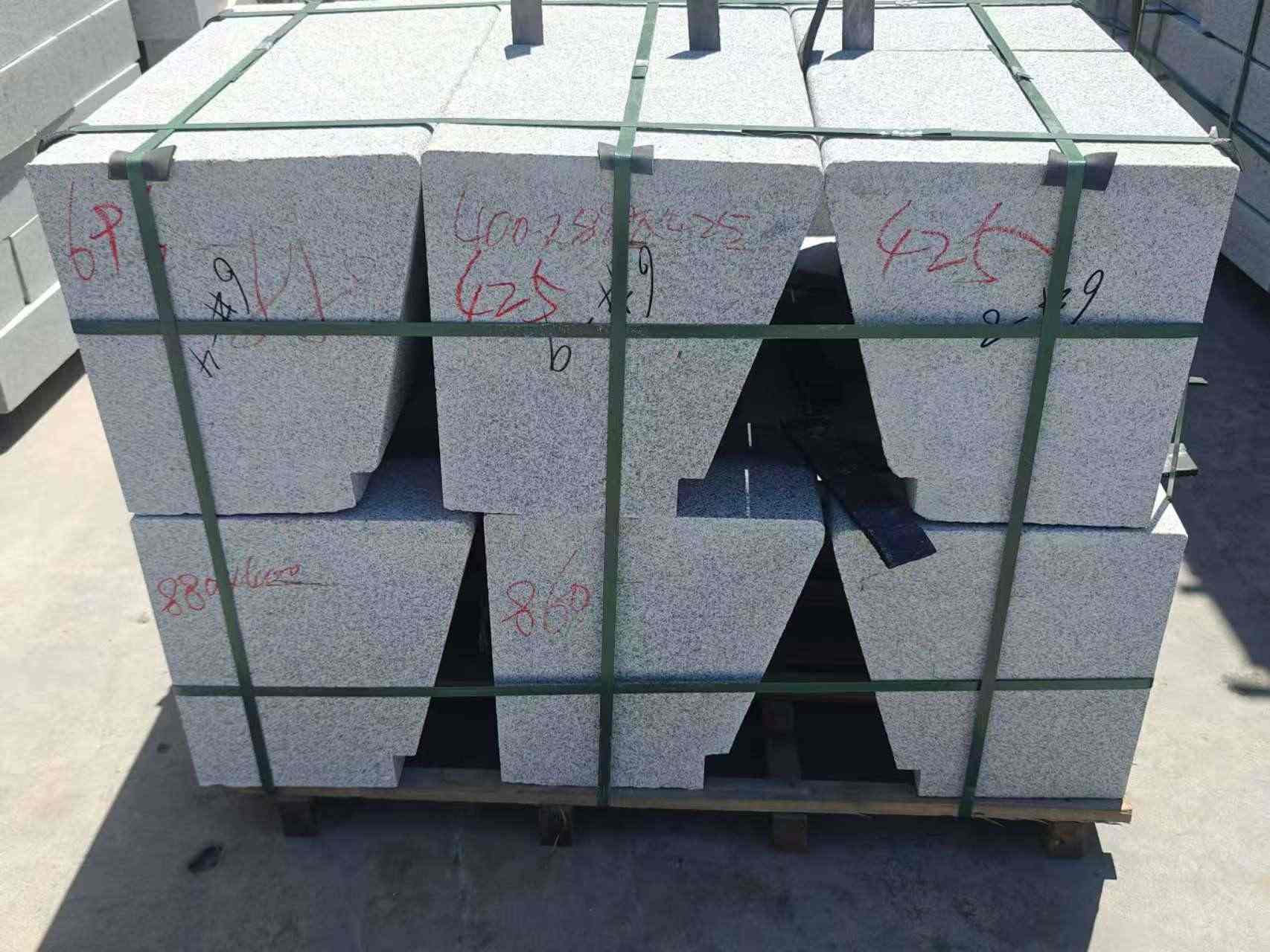 台州 芝麻白异形坐凳，石凳