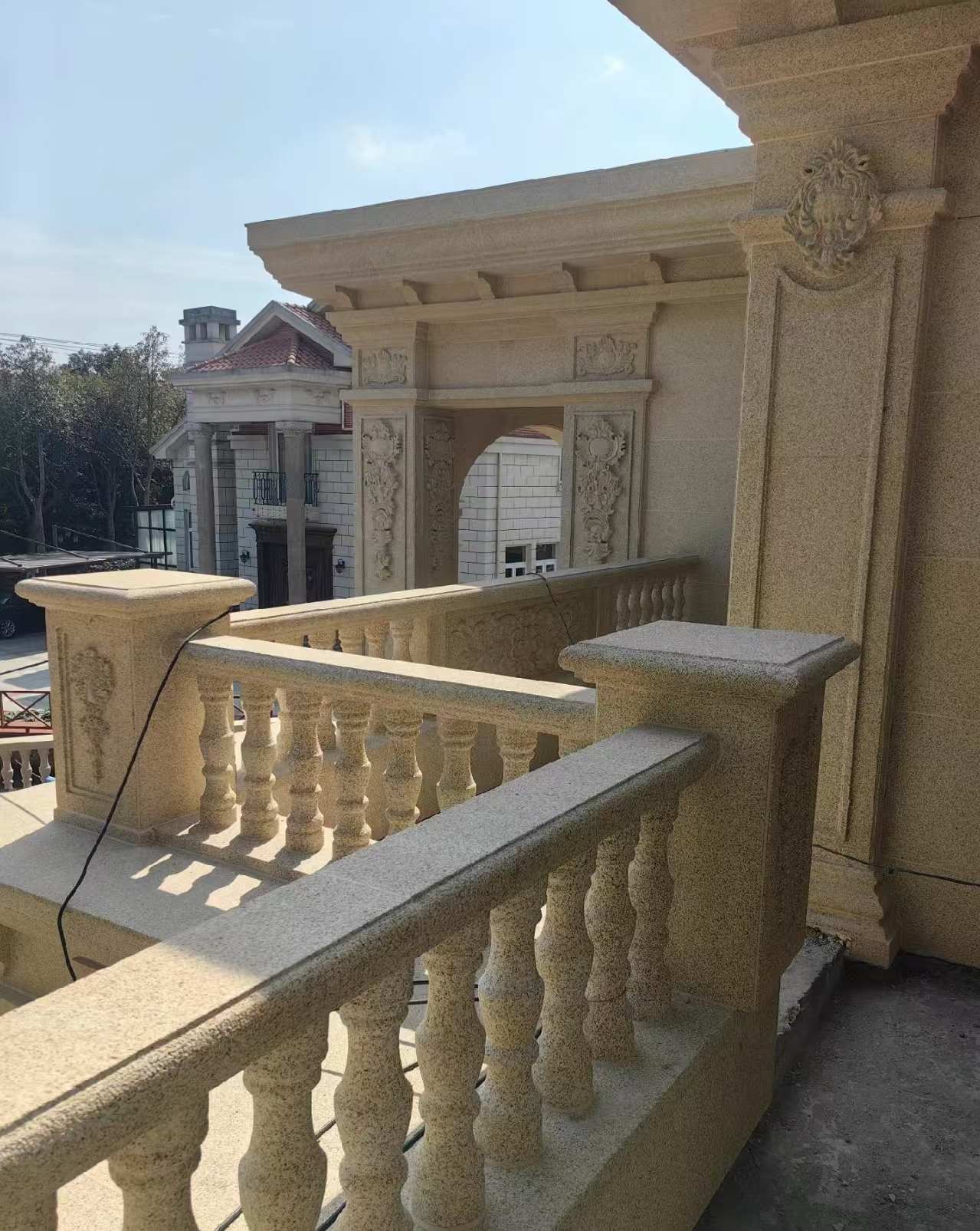 台州 黄金麻别墅外墙干挂雕花配合阳台栏杆花瓶柱