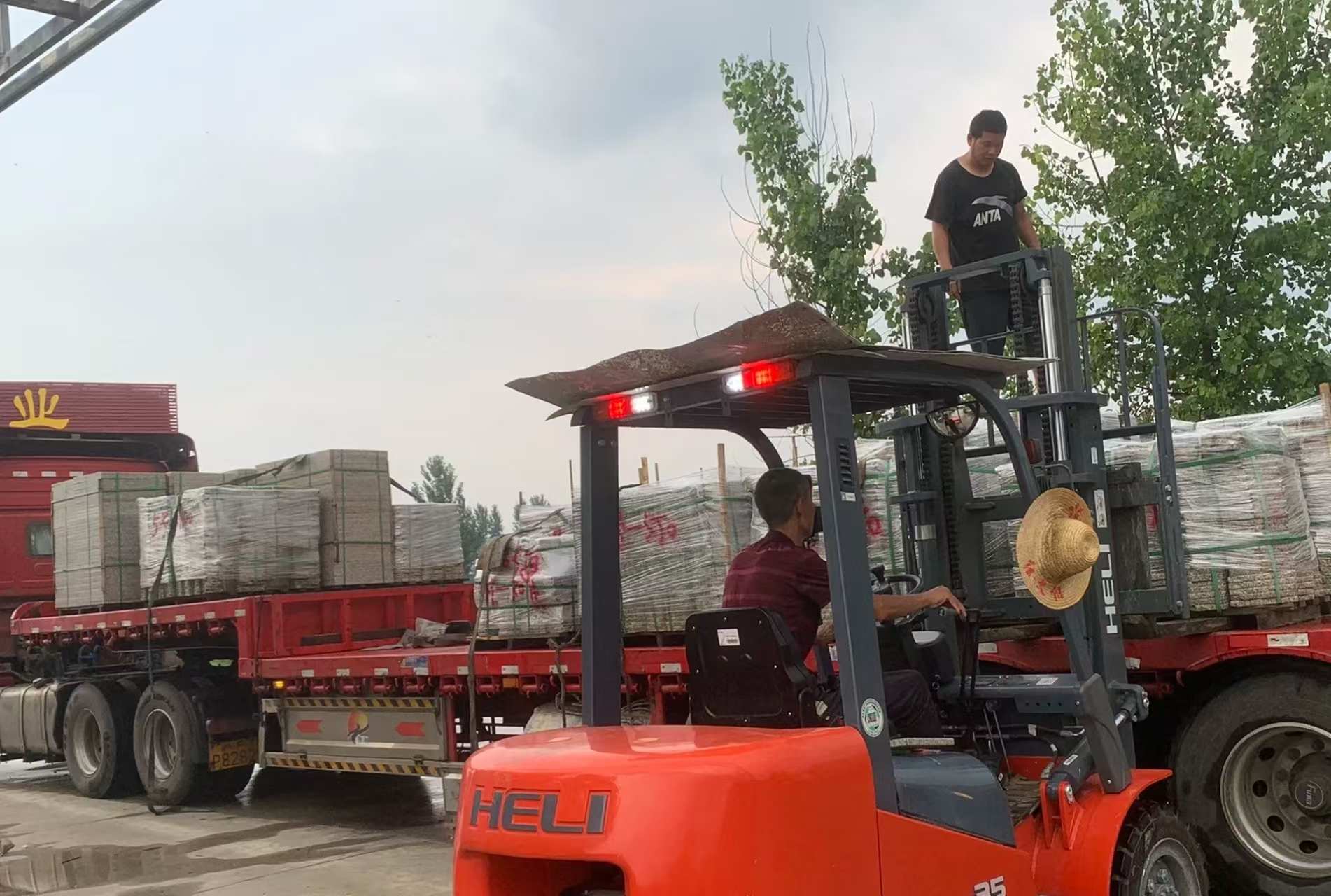 台州 黄金麻冰裂纹，地铺石装车