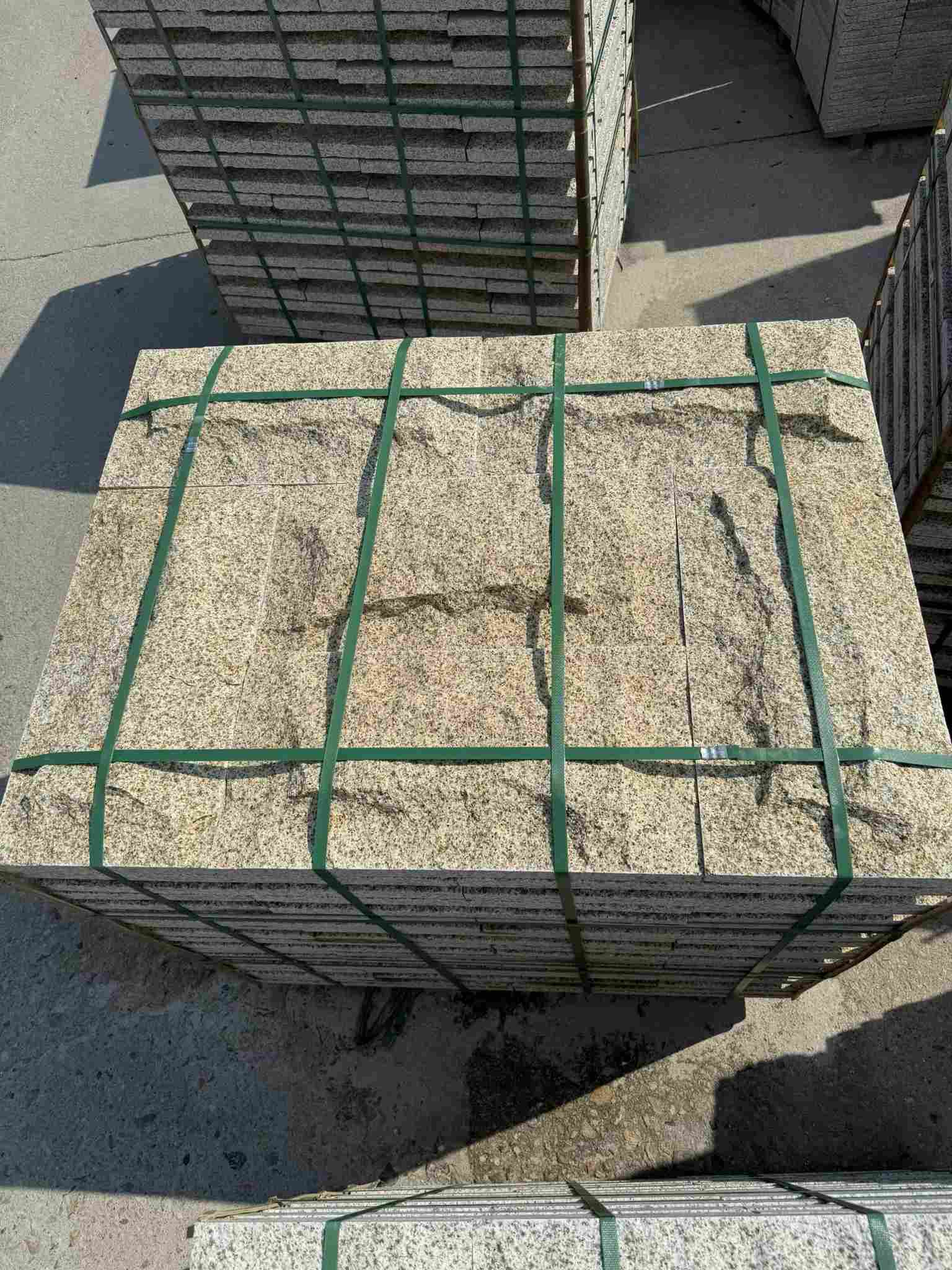 台州 黄金麻花岗岩石材自然面蘑菇石成品