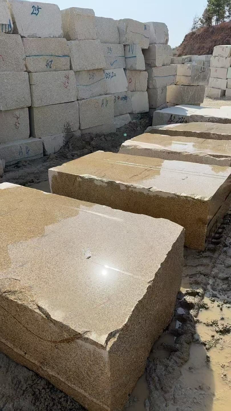 台州 黄金麻方料堆场洗料分选中，原材料充足