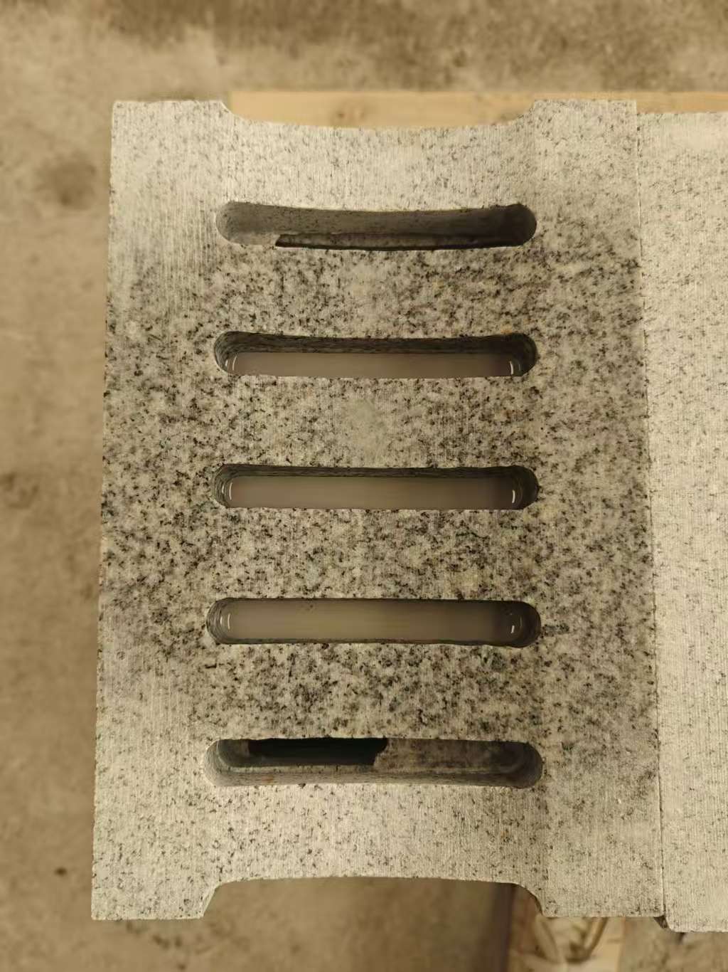 台州 芝麻白拉丝面花岗岩U型开槽排水槽